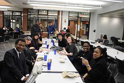 参加多元化和包容性中心项目的学生在食堂聚餐的长桌照片. 