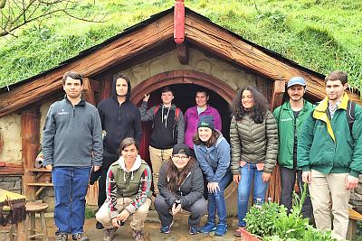 学生们站在新西兰《霍比屯》电影取景地一户人家的圆门前