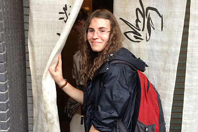 日本学生珍妮·贝勒穿过窗帘进入大楼